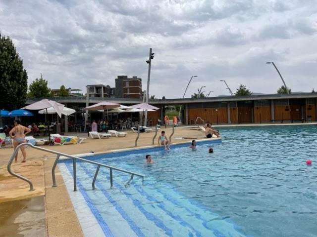Chalet Adosado Entero, Bbq Y Piscina Comunitaria Sabinanigo Luaran gambar