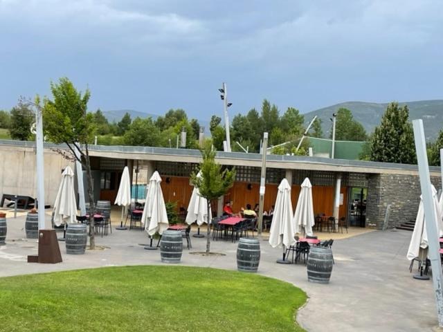 Chalet Adosado Entero, Bbq Y Piscina Comunitaria Sabinanigo Luaran gambar