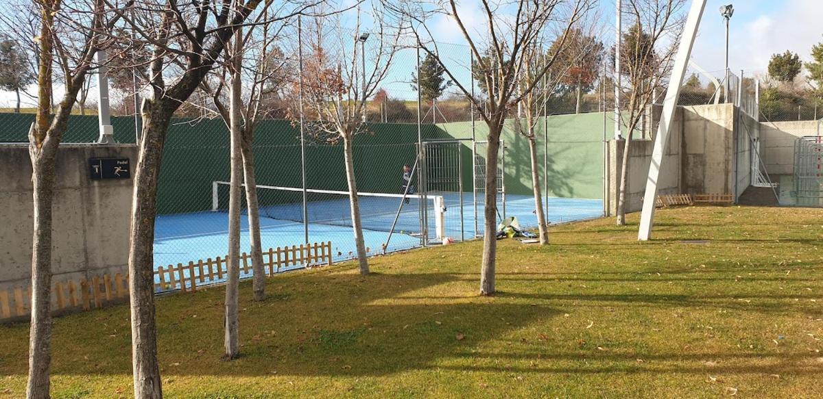 Chalet Adosado Entero, Bbq Y Piscina Comunitaria Sabinanigo Luaran gambar