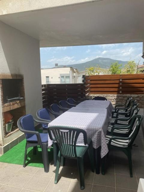 Chalet Adosado Entero, Bbq Y Piscina Comunitaria Sabinanigo Luaran gambar