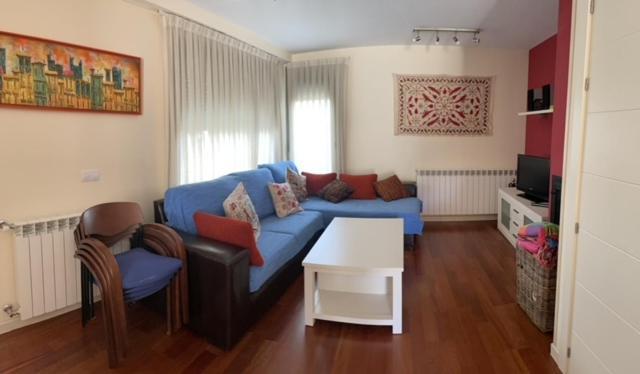 Chalet Adosado Entero, Bbq Y Piscina Comunitaria Sabinanigo Luaran gambar